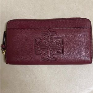 Tory Burch leather wallet. Excellent condition